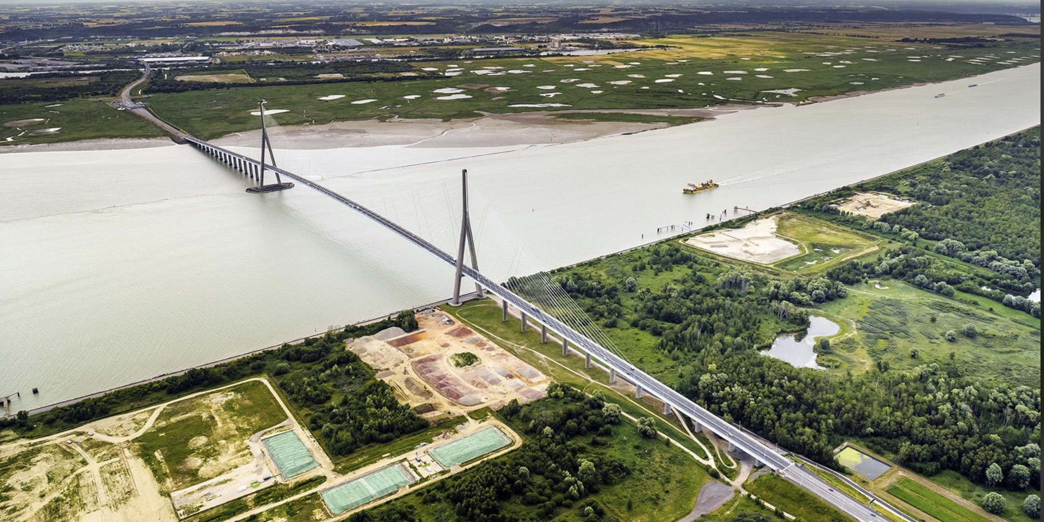 Vue de la plateforme multimodale d'Honfleur au pied du pont de Normandie