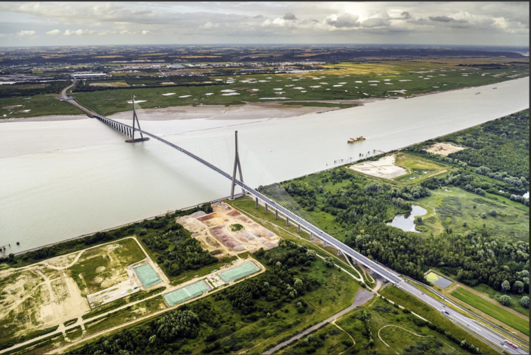 Vue de la plateforme multimodale d'Honfleur au pied du pont de Normandie