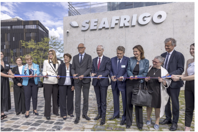 Les officiels coupent le ruban lors de l'inauguration du nouveau siège de Seafrigo
