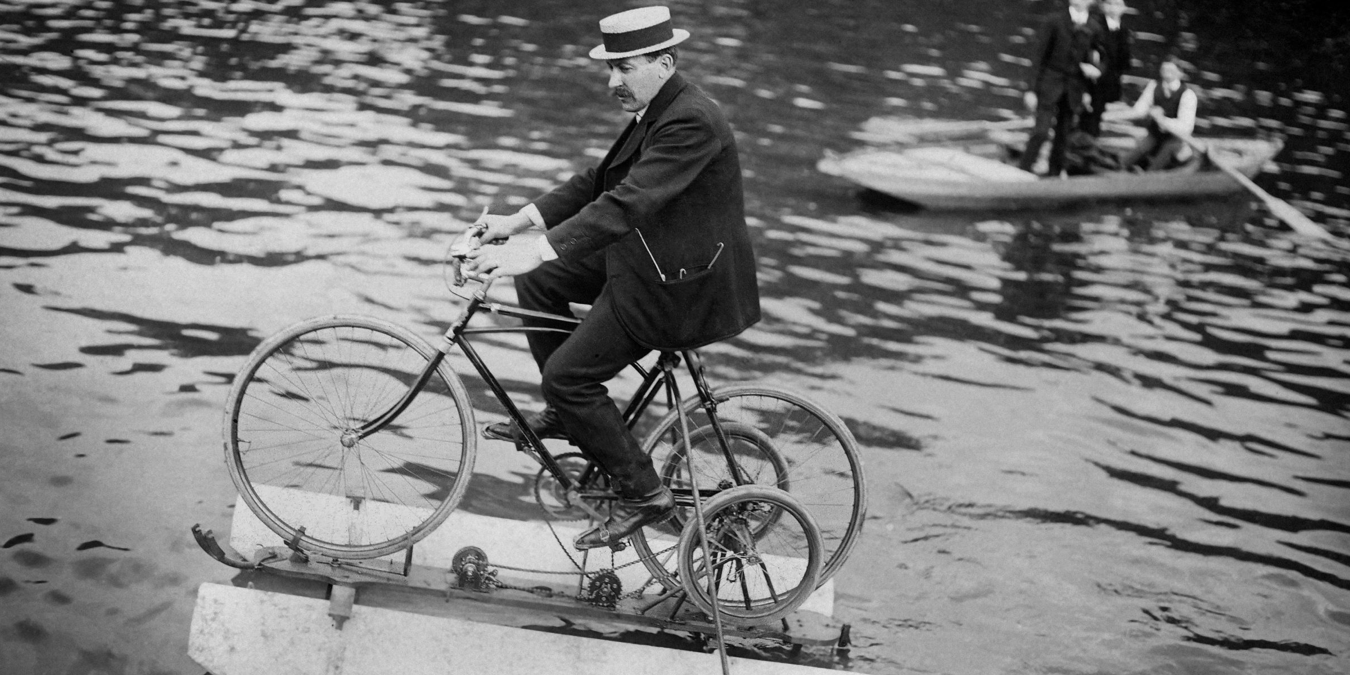 Le visuel de l'exposition montre un homme sur une bicyclette amphibie sur la Seine.
