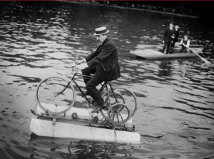 Le visuel de l'exposition montre un homme sur une bicyclette amphibie sur la Seine.