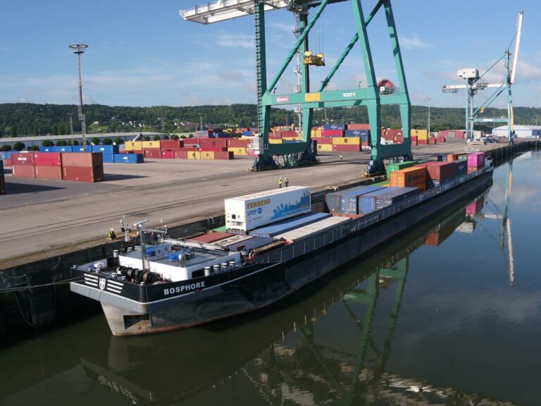 Barge de conteneurs en chargement au terminal conteneurs et marchandises diverses (TCMD) de Grand-Couronne