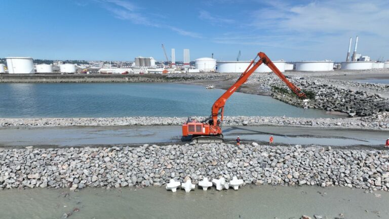 haropa_port_pose_des_premiers_accropodes_de_la_chatiere_3.jpg